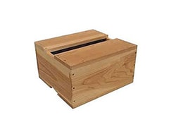 劇場ホールで使用されている箱馬の材質は杉材。局や屋外現場の箱足はホームセンターで売っているコンパネ材を使用しているものもある。