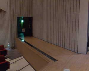 歌舞伎小屋では垂直の花道も多目的に使用される劇場では斜めに作られているのがわかる画像