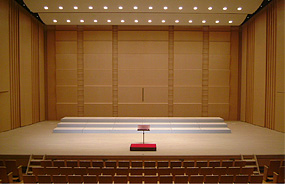 劇場ホールの演奏会でよく使用されるひな壇の画像。高さを調整し段々に作り上げていく