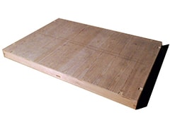 舞台で使用されている平台は節がないのはもちろんのこと、角は組み継ぎ、持ち手は片側2か所、切穴にズレなどがなく材料はフォースターなど細かな仕様によって作成されている