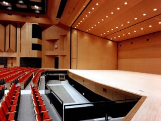 舞台框前の客席の間のスペース　バレエなどの公演時に楽団が演奏する場所